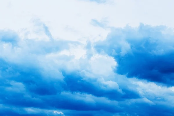 Nuvens de cor azul e branca, nuvens de trovão . — Fotografia de Stock