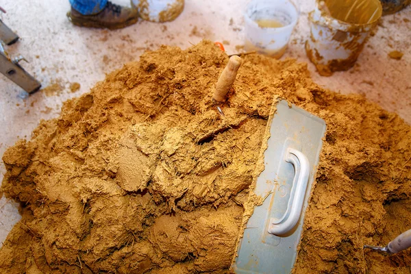 Preparação para a massa de gesso de argila natural com ferramentas de trabalho — Fotografia de Stock