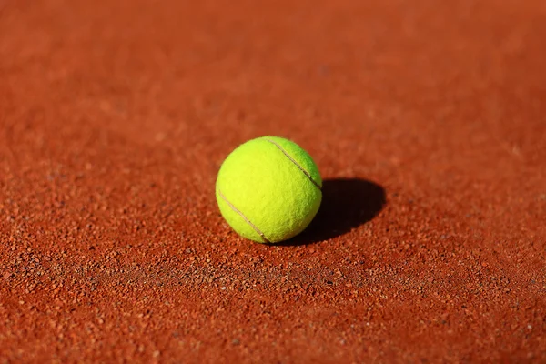 Tennisbana med tennisboll och antuka bakgrund. — Stockfoto