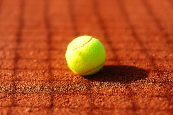 Tennisbana med tennisboll och antuka bakgrund. — Stockfoto