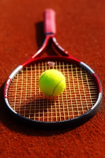 Tennisball und Schläger auf dem Platz. — Stockfoto