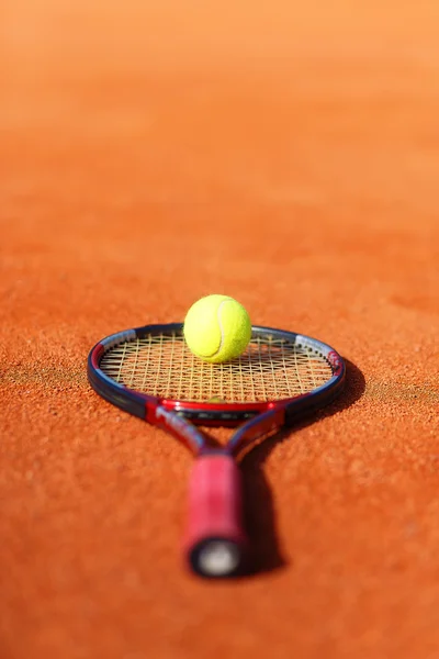 Tennisball und Schläger auf dem Platz. — Stockfoto