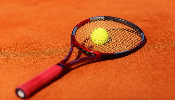 Pallone da tennis e racchetta in campo. — Foto Stock