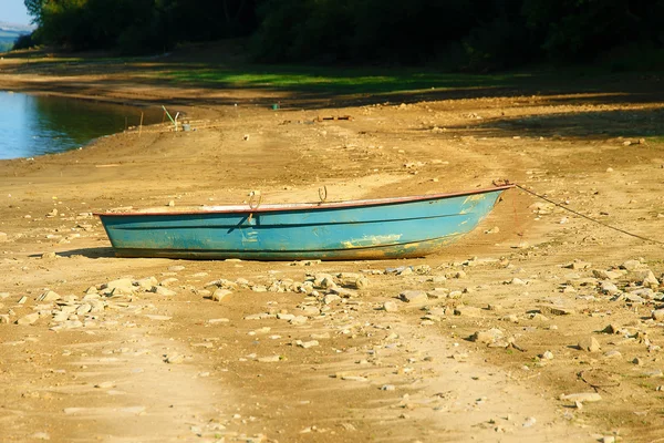 Small old fishing boat on a lake shore. — Stock Photo, Image