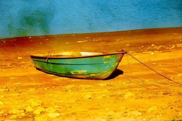 Pequeno barco de pesca velho em uma costa do lago . — Fotografia de Stock