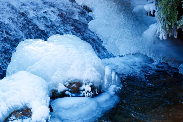 冬天的场面与水从冰雪覆盖的岩石落下. — 图库照片