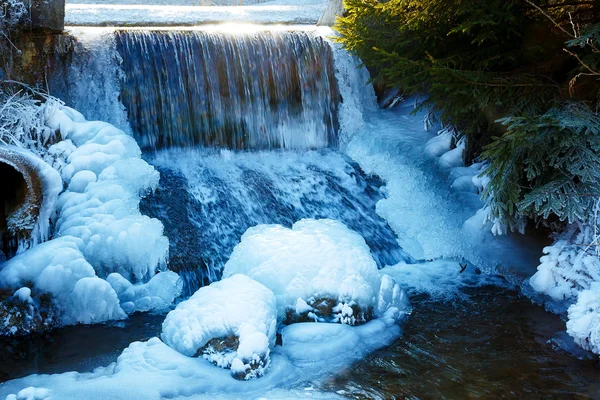 Χειμωνιάτικο σκηνικό, με νερό που πέφτει από παγωμένα βράχια. — Φωτογραφία Αρχείου