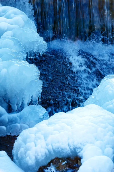 冬天的场面与水从冰雪覆盖的岩石落下. — 图库照片