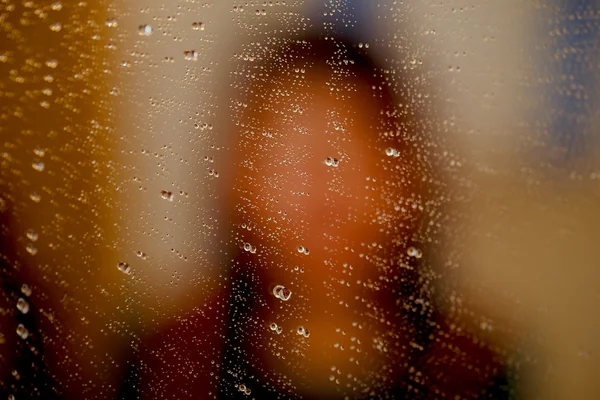 Riflesso nebbioso di ragazza nello specchio con goccioline d'acqua . — Foto Stock