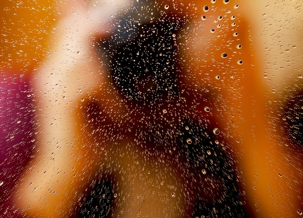 Riflessione astratta sullo specchio del bagno con gocce d'acqua . — Foto Stock