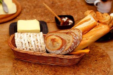 Güzel kahvaltı düzenleme kahverengi tonlarında sabah mısır gevreği ile.