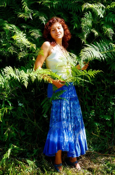 Vermelho cabelos sonhando hippie menina em selvagem bracken plantas no dia de verão . — Fotografia de Stock