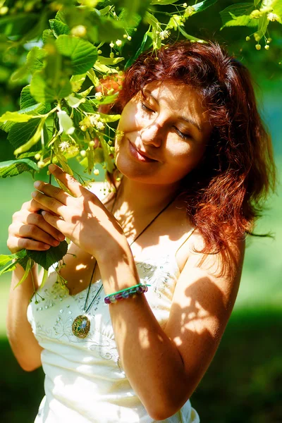 Mild bön till en vacker linden tree ljusa midsommardagen. — Stockfoto