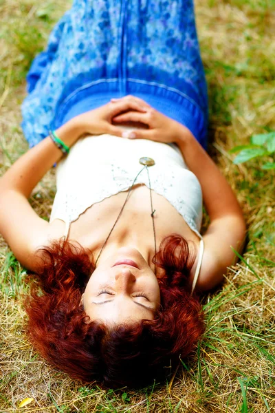 Relaxado hippie menina deitado no prado no brilhante midsommer dia . — Fotografia de Stock