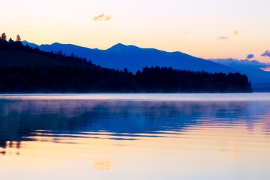 güzel manzara dağlar ve altın, mavi ve mor tonları şafak gölde. Slovakya, Orta Avrupa, Liptov.