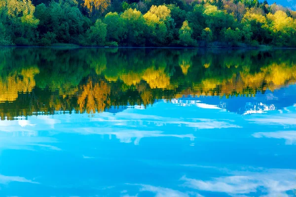 Piękny reflection, drzewa i niebo w jeziorze. Liptowska Mara w Słowacji, w regionie Liptów. — Zdjęcie stockowe