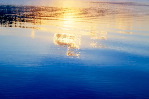 Belo reflexo do sol em baixo na névoa de manhã dourada . — Fotografia de Stock