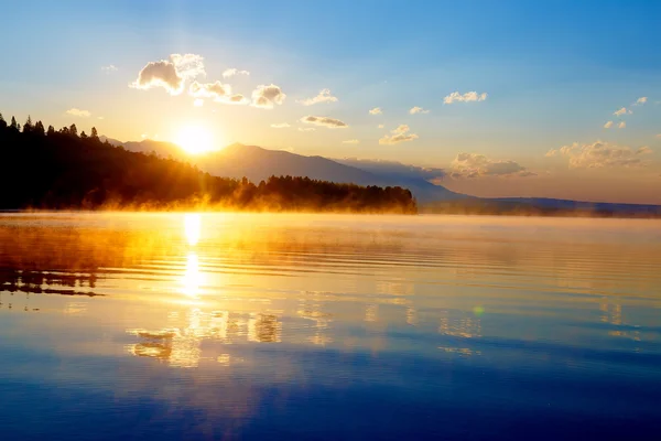 Piękny krajobraz z góry i jeziora o świcie w złote odcienie niebieskie i pomarańczowe. Słowacja, Europy Środkowej, regionu Liptov. — Zdjęcie stockowe