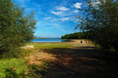 Gölde güzel manzara içinde iki pepople.