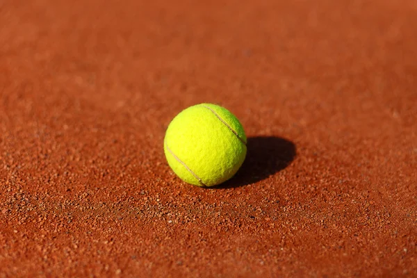Campo da tennis con palla da tennis e sfondo antuka. — Foto Stock