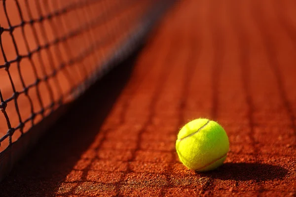 Tenis topu ve antuka arka planlı tenis kortu. — Stok fotoğraf