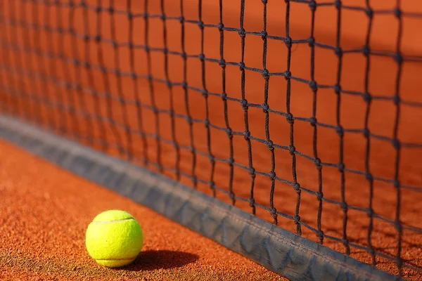 Tennisplatz mit Tennisball und Antuka-Hintergrund. — Stockfoto