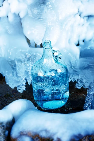 Güzel donmuş kış bahar ile cam şişe. — Stok fotoğraf
