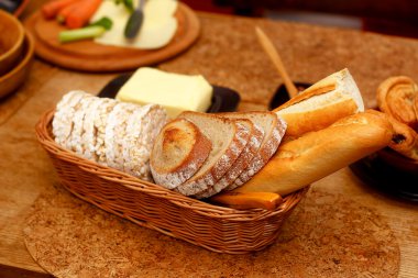 Güzel kahvaltı düzenleme kahverengi tonlarında sabah mısır gevreği ile.