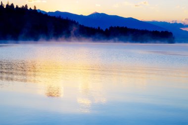 dağlar ve altın, mavi ve mor tonları şafak gölde ile güzel manzara.