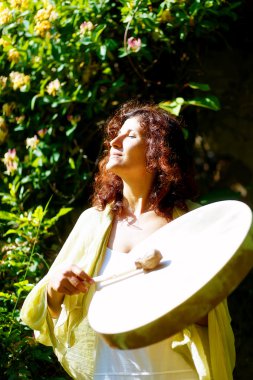 şaman çerçeve davul yaprak ve çiçek zemin üzerine oynamak güzel şaman kız.