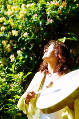 şaman çerçeve davul yaprak ve çiçek zemin üzerine oynamak güzel şaman kız.