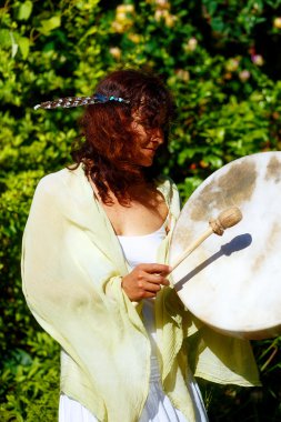 şaman çerçeve davul yaprak ve çiçek zemin üzerine oynamak güzel şaman kız.