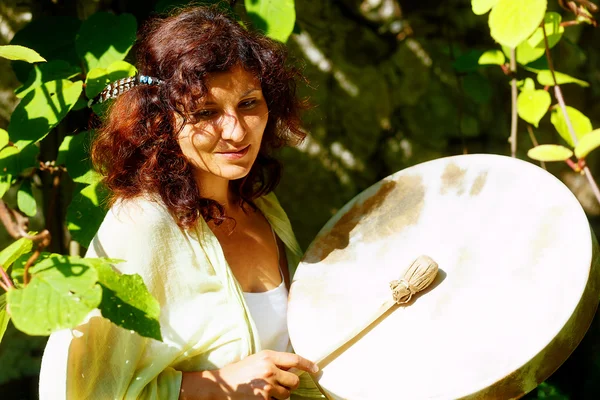 Frumoasa fata samanic joc pe shaman cadru tambur în the natură . — Fotografie, imagine de stoc
