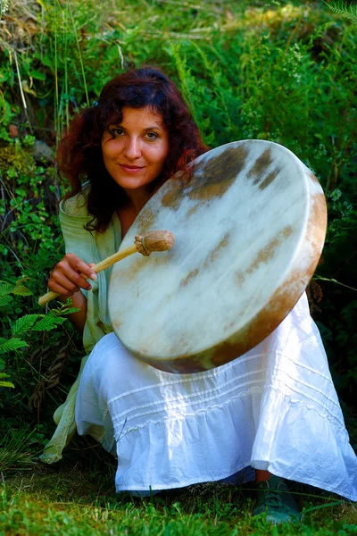 Hermosa chica chamánica con tambor marco chamán en la naturaleza. —  Fotos de Stock