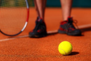 Tenis Kortu tenisi topu ve adam ayak üzerinde arka plan ile.