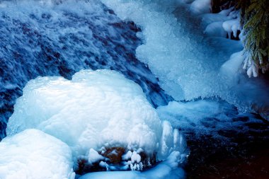 buzlu kayalardan düşen su ile kış sahne.