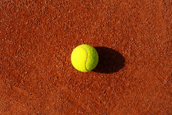 Tennisbana med tennisboll och antuka bakgrund. — Stockfoto