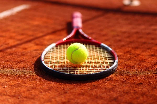 Tennisball und Schläger auf dem Platz. — Stockfoto