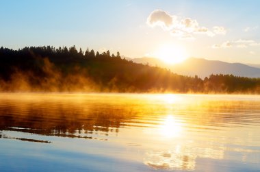 güzel manzara ile dağ ve göl altın mavi ve turuncu tonlarında şafakta. Slovakya, Orta Avrupa, bölge Liptov.