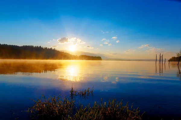 Wunderschöne Landschaft mit Bergen und See im Morgengrauen in goldenen, blauen und violetten Tönen. Slowakei, Mitteleuropa, Region Liptauer. — Stockfoto