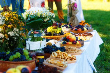 Bereket düzenlenen doğa doğal düğün töreni bir parçası olarak masada yemek.