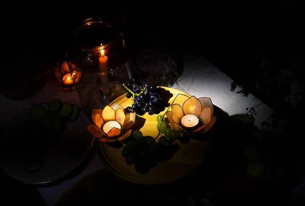 Nächtliches Fest in der Natur mit bezaubernden Lotusförmigen Cande-Haltern. — Stockfoto