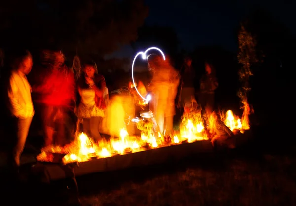 야행성 결혼식 잔치 매혹적인 로터스 모양 cande 보유자와 자연에서 개최. candlelights와 닝에 자연 축제의 마법의 추상 스냅숏. — 스톡 사진