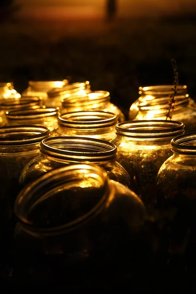빈 병의 기적 저녁 빛 석양에 항아리. — 스톡 사진