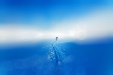 Güzel kış manzarası ve karlı kayakçı ile. Arka plan bulanıklık.