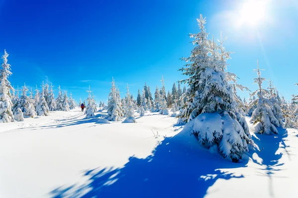 Gyönyörű hegyi táj, és a havas utak a hóban, a turisták. — Stock Fotó