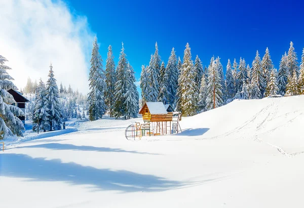 Jogo Childrens Complex na bela montanha paisagem nevada . — Fotografia de Stock