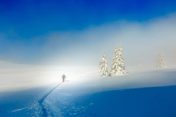 Зимний горный пейзаж и снег с лыжами . — стоковое фото