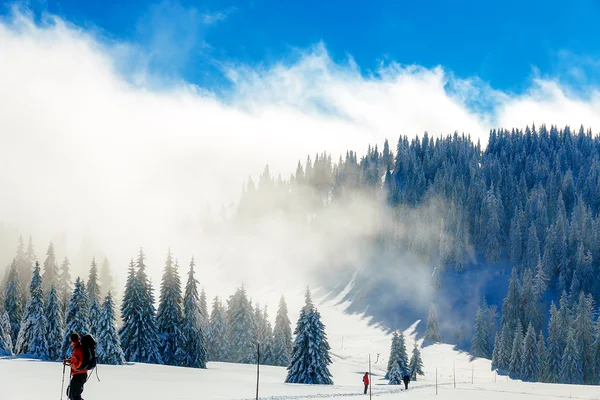 Bela paisagem montanhosa e caminhos nevados na neve com turistas . — Fotografia de Stock