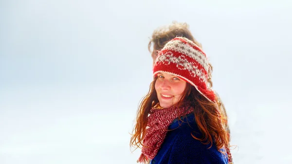 Belleza sonriente chica en el invierno fondo . —  Fotos de Stock